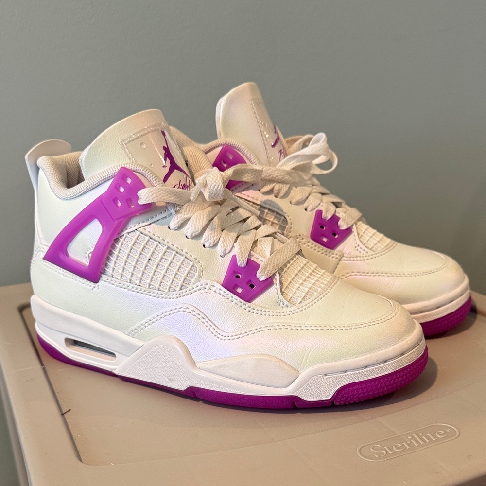 Jordan 4 Retro
Hyper Violet